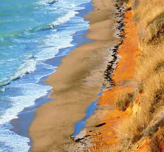 Уязвимость пляжа он подтверждает свежими фото. На них видно, как недавний шторм оголил береговую полосу у обрыва. Ещё недавно она был покрыт песком и галькой.