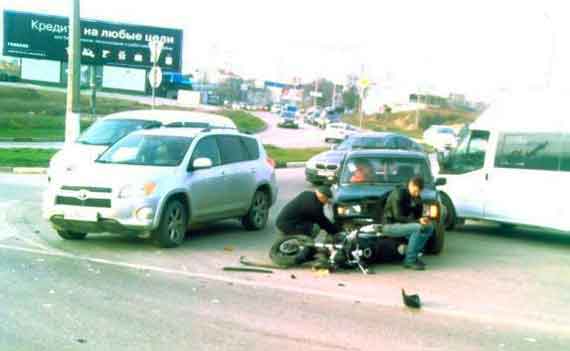 Еще одной «жертвой», но уже другого ВАЗа в Севастополе стал байкер, примерно в 8:20 на улице Степаняна, недалеко от поворота на «Добрострой».