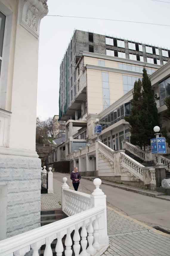 Лестница возле севастопольского торгово-офисного центра «Диалог» 