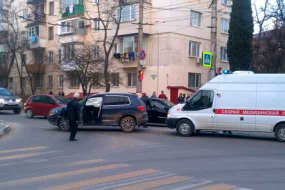 Авария в Севастополе с участием Volkswagen Tiguan и машины «скорой помощи» произошла 12 марта, примерно в 18.40 на перекрестке Толстого и Коммунистической.