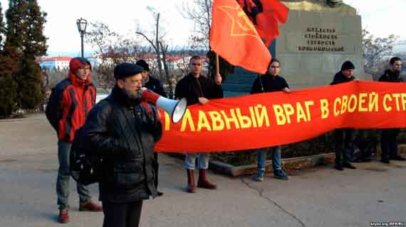 Игорь Панюта (с рупором) на митинге в Севастополе