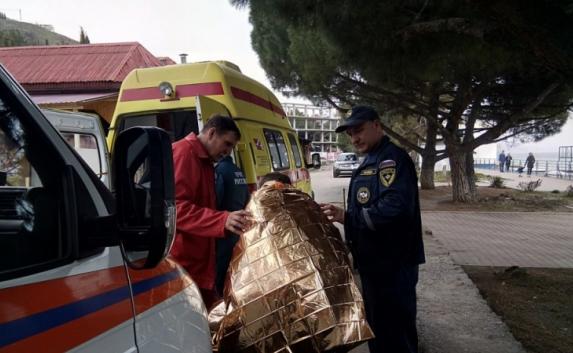 Спасатели эвакуировали из воды второго мужчину и оказали обоим крымчанам доврачебную помощь, выдав им изофолическое одеяла