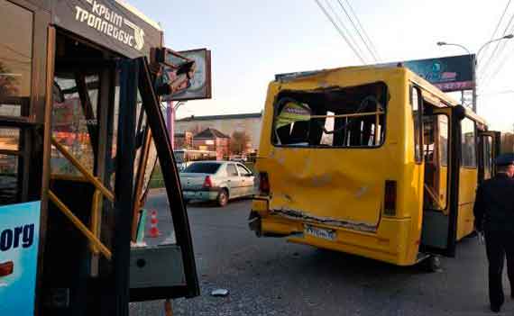 Вечером 10 апреля в Симферополе недалеко от улицы Кечкеметская микроавтобус врезался в троллейбус