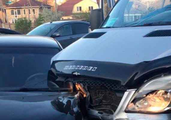В Симферопольском районе Крыма 21 апреля произошла авария с участием автобуса IV Ялтинского экономического форума и легкового автомобиля.