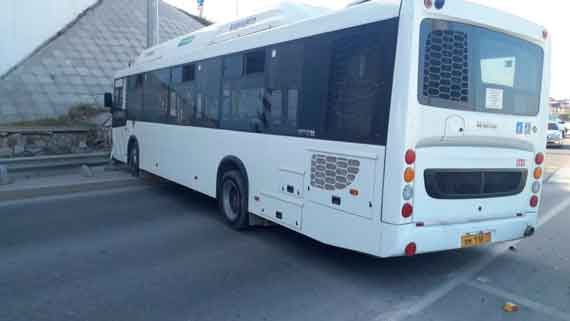 Автобус врезался в стену на выезде из Севастополя в сторону Балаклавы. По сообщениям очевидцев в социальных сетях, в этот момент он был без водителя.