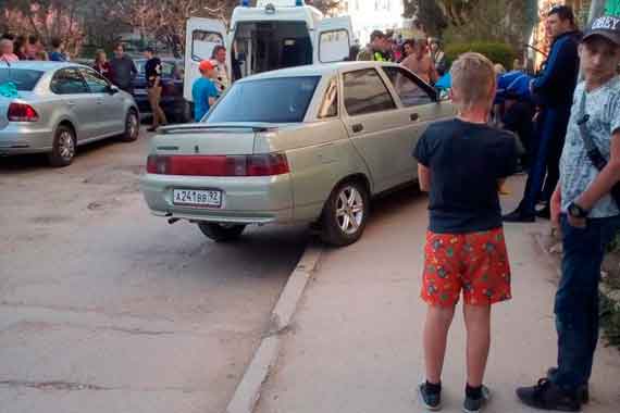 В Севастополе пьяная автоледи сбила на тротуаре женщину с ребенком