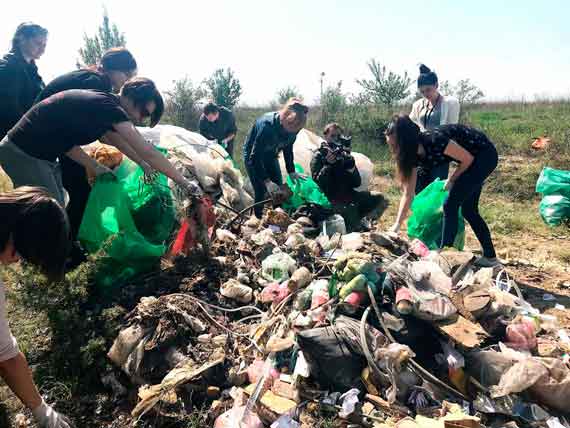В минувшее воскресенье команда «Федюхиных высот», волонтёры, участники движения «Sevsvalki.net» и «Севпарки» своими силами расчищали парк и вывозили оттуда горы строительного мусора