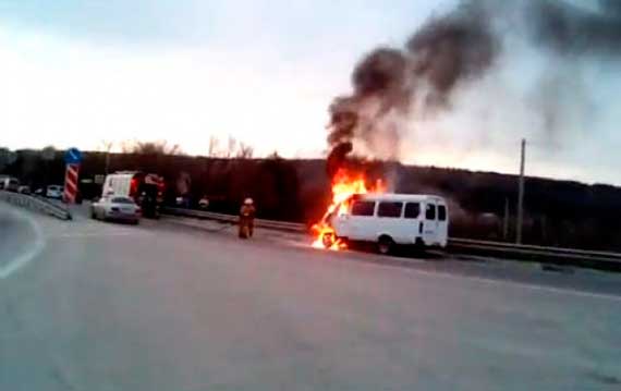 Автомобиль ГАЗель загорелся на Ялтинском кольце в Севастополе.
