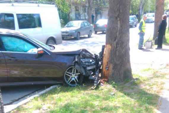 Авария произошла 23 апреля днем в Севастополе, в Стрелецкой бухте. Водитель за рулем автомобиля Мерседес не справился с управлением и врезался в дерево. Передняя часть машины сильно помята
