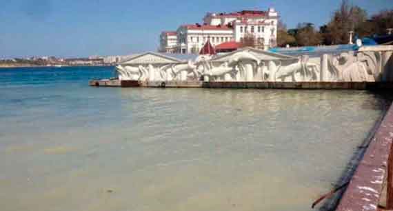В Артбухте Севастополя рядом с дельфинарием и городским пляжем «Хрустальный» на поверхности воды появилось большое коричневое пятно