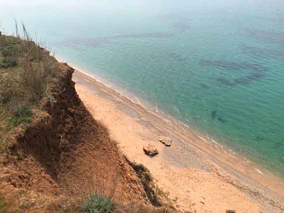 Любимый многими «дикий» пляж Немецкой балки. Если склон сверху будет срыт, есть риск, что лет через 20 пляж исчезнет