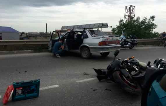 В Севастополе у строительного гипермаркета «Новацентр» произошло дорожно-транспортное происшествие с участием легкового автомобиля ВАЗ-2115 и мотоцикла. Девушка, управлявшая мотоциклом, госпитализирована с травмами.