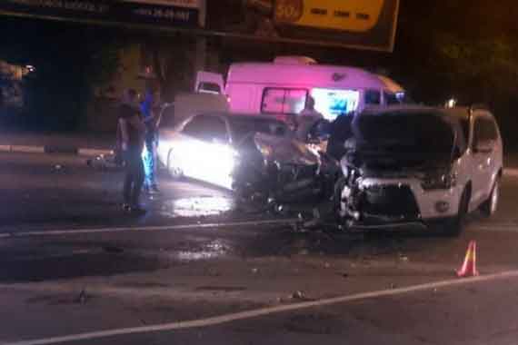 1 мая ближе к 23.00 произошла авария на улице Хрусталёва в Севастополе с участием двух иномарок. Трасса в момент столкновения была абсолютно пустая, тем не менее водители не смогли предотвратить столкновение.