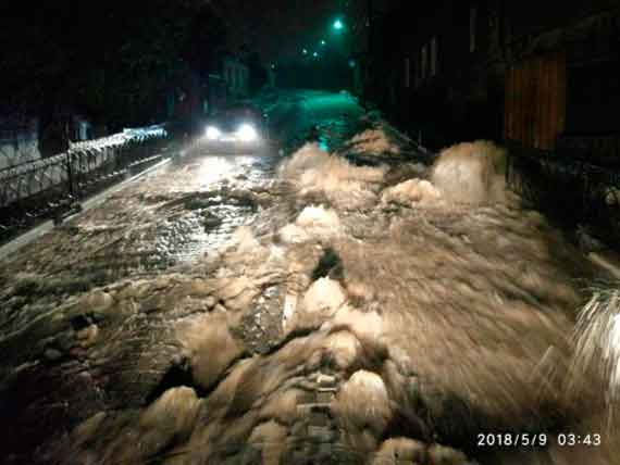 поток воды на спуске Котовского в Севастополе