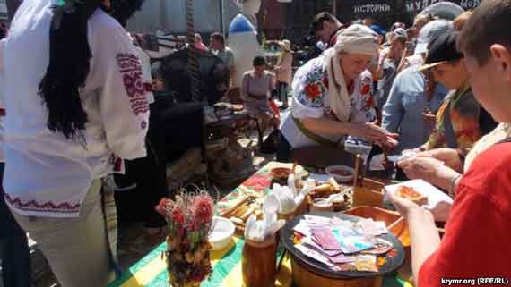 Более 700 человек отведали украинский борщ на традиционном фестивале национальной кухни, который прошел 2 мая на территории детского городка «Лукоморье» в Севастополе.