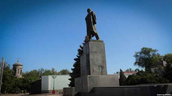 В Керчи начал разрушаться памятник Владимиру Ленину, установленный на центральной площади города.