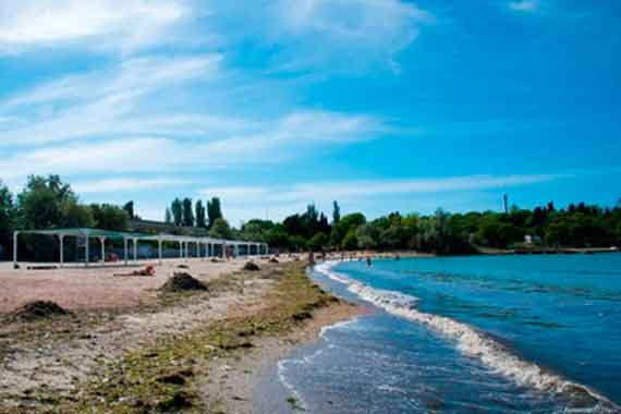 Севастопольский пляж «Омега» в бухте Круглая совершенно не готов к летнему сезону, который начинается завтра.