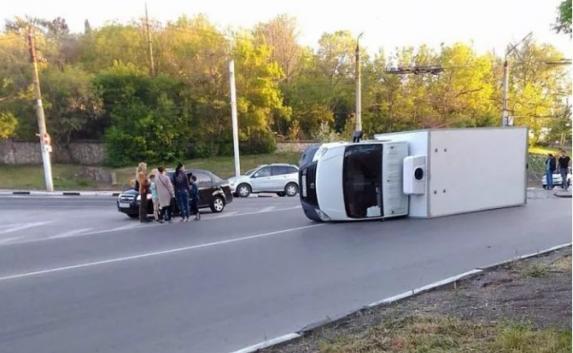 На перекрестке улиц Истомина и Героев Севастополя столкновение иномарки с грузовиком привело к опрокидыванию «тяжеловеса». Повреждения Daewoo - минимальны.