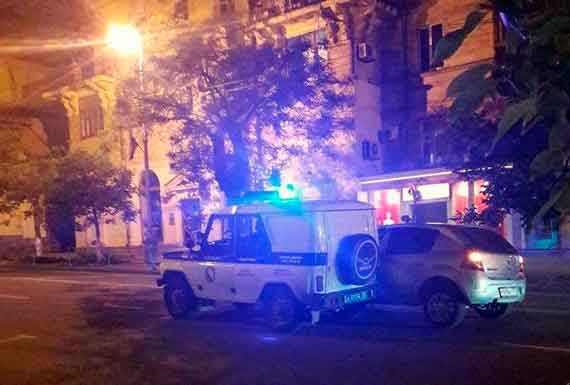 Вечером 10 мая на улице Большая Морская образовалась небольшая пробка из-за столкновения Renault и машины полиции