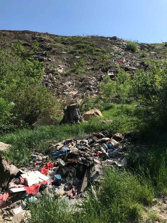 Груды мусора - по всему водосбору реки Быстрой