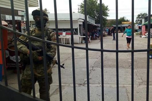Керченский оптовый рынок заблокировали люди в камуфляже 