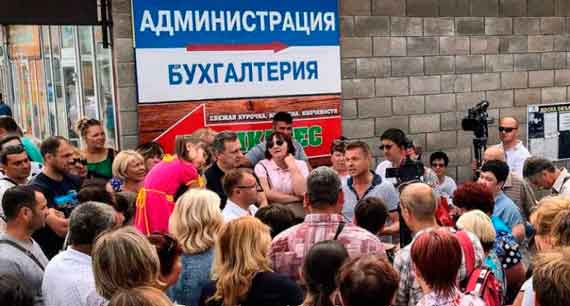 В Севастополе неизвестные взяли штурмом рынок «Чайка»