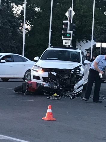 Volkswagen Touareg врезался в байкера недалеко от остановки Матроса Кошки. От полученных травм водитель двухколесного транспорта скончался на месте.