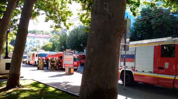 К театру Луначарского стянули 7 пожарных машин