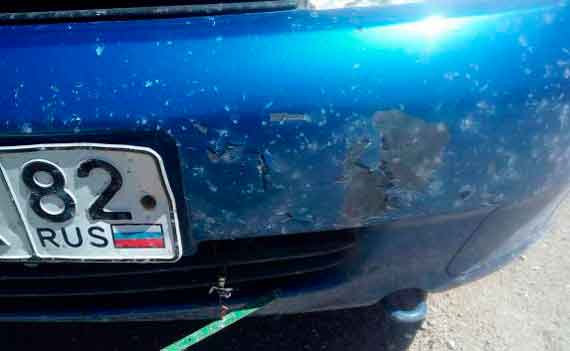 В Крыму грузовик засыпал легковушку щебнем 