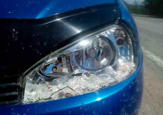 Накануне днем на одной из автодорог Крыма от кучи щебня пострадал автомобиль LADA Kalina.