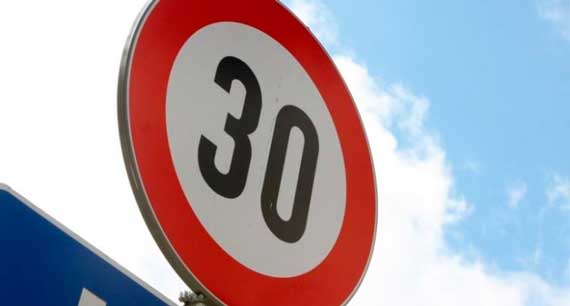 Знак ограничения скорости до 30 км/ч 