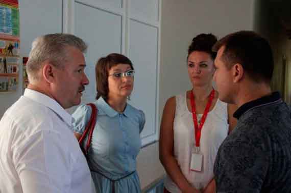 Оксана Тараненко (вторая справа) демонстрирует чиновникам и представителям Общественной палаты Севастополя исполнение предписаний Роспотребнадзора 