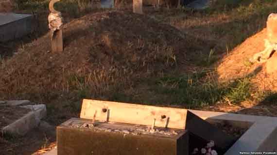 В Ленинском районе Крыма, неизвестные разрушили около 15 надгробий на территории мусульманского кладбища в поселке городского типа Багерово.