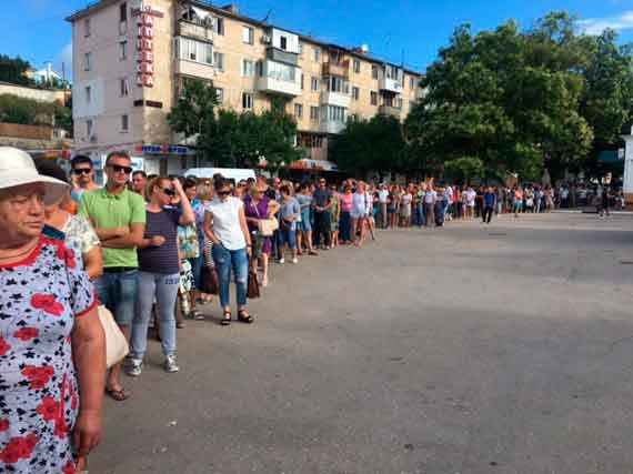 В Севастополе на площади Захарова образовалась огромная очередь на автобус
