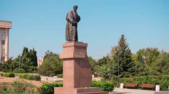 Севастопольцы возложили цветы к памятнику Шевченко в День Независимости Украины