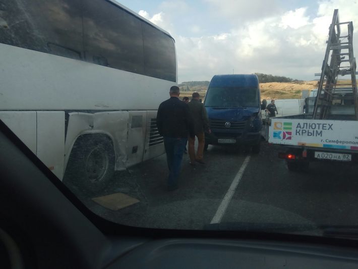 Массовое ДТП с участием рейсового автобуса и пяти легковых автомобилей произошло сегодня на трассе Симферополь – Севастополь в районе села Левадки