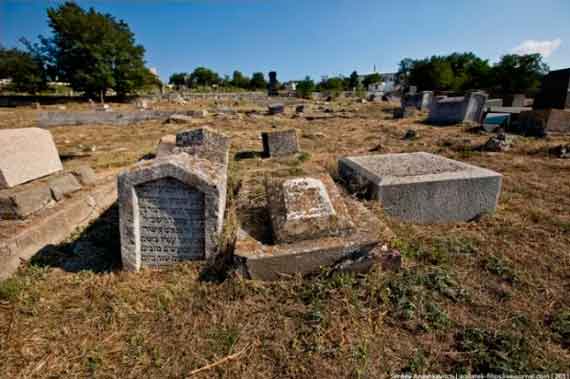 Караимское национальное кладбище в Севастополе функционировало более ста лет. Вплоть до 20-х годов XX столетия кладбище находилось в ведении Севастопольской караимской общины 