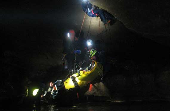 Крымские спасатели провели условную операцию по эвакуации условного пострадавшего из условно обводненной пещеры