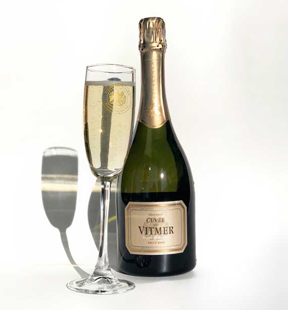 «Золотая Балка» представила первое коллекционное игристое вино Cuvee de Vitmer, созданное по классической французской технологии Champenoise. Вино изготовлено из сорта винограда Шардоне урожая 2015 года и относится к категории игристых blanc de blancs («белое из белых»)