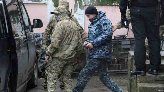 Захваченных в Черном море и арестованных в Симферополе украинских военных моряков вывозят из Крыма в Москву