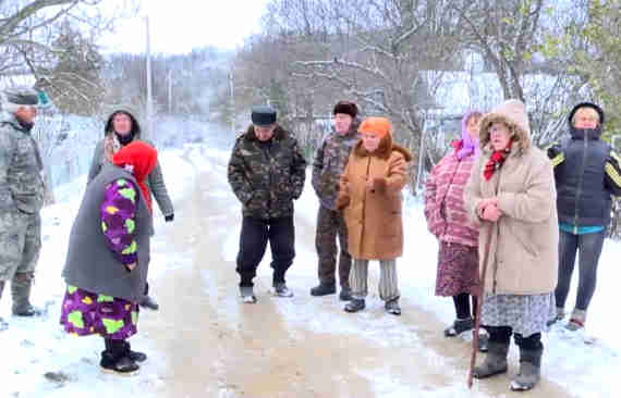 Несколько десятков семей, проживающих в селе Черемисовка Белогорского района, остались практически отрезанными от цивилизации из-за аварийного моста. Бетонные плиты обрушились в русло обмелевшей реки