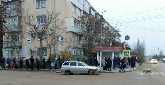 Утром в понедельник, 3 декабря, на улице Казачья выстроилась длинная очередь желающих уехать в город из-за того, что привычный «топик» №95, кстати, стоимость проезда в котором составляла всего 15 рублей, не вышел на маршрут.