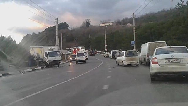 В массовой аварии на трассе возле поселка Партенит в Крыму столкнулись 12 транспортных средств, в том числе троллейбус