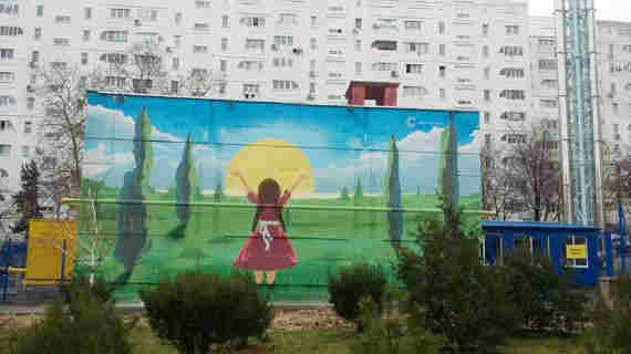 В Гагаринском районе Севастополя на обновленной стене теплопункта появился ангел-хранитель - нарисованная девочка, которая держит в руках солнце