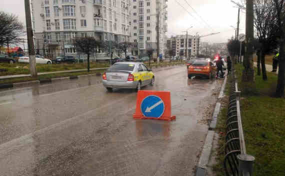 Проблему на автодороге улицы Руднева в Севастополе, где образовались внушительные ямы, усугубили ливневые дожди, окончательно размывшие дорожное полотно