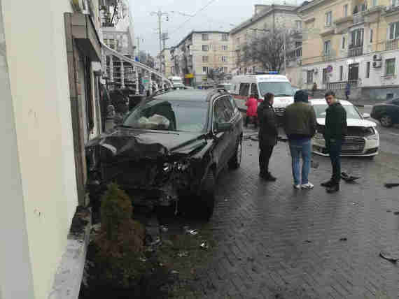 В Севастополе автомобиль протаранил двери магазина