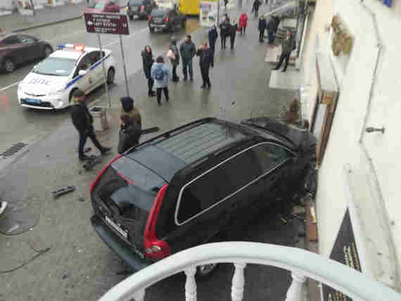 Сегодня, 21 января, около 15:00 вСевастополе на улице Адмирала Октябрьского автомобиль протаранил двери одного из магазинов