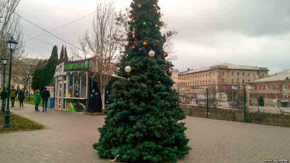 С новогодней елки в Нахимовском районе Севастополя украли часть украшений