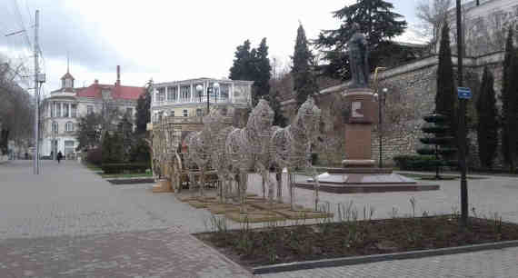 площадка у памятника Екатерины II занята новогодней «колесницей с конями»