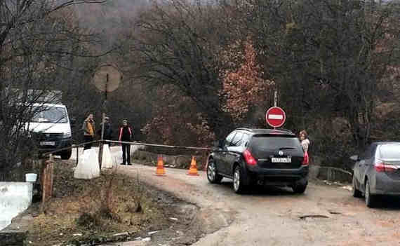 Автомобилисты не реагируют на запрещающие знаки и единственного регулировщика при въезде на гору Ай-Петри со стороны села Соколиное.